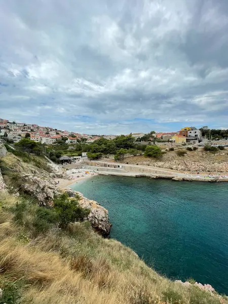Hırvatistan 'da yaz mevsiminde bir körfezin manzarası