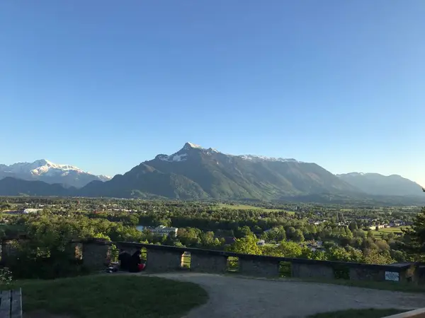 Güzel bir vadi manzarası ve karla kaplı dağlar.