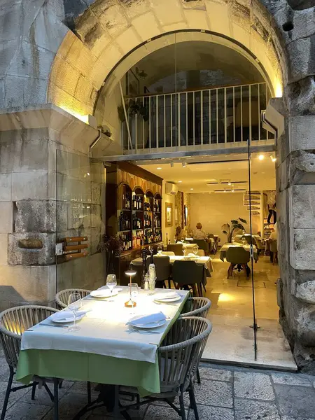 Yaz boyunca tarihi bir binada güzel bir Hırvat restoranının girişi