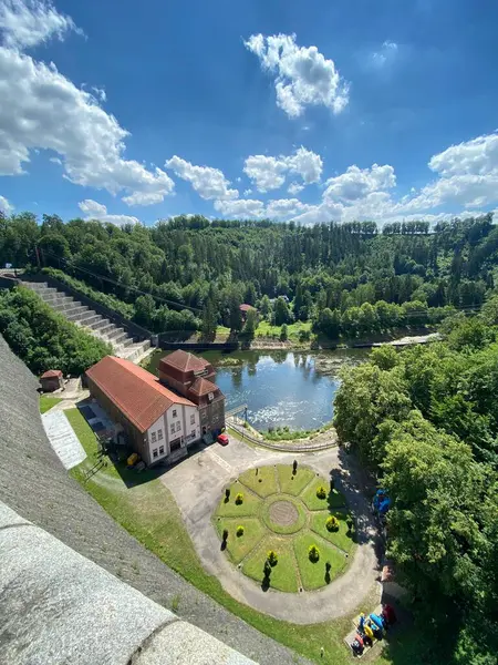 Güzel bir nehir manzarası ve dağlarda bir baraj, yazın bir ormanla çevrili.