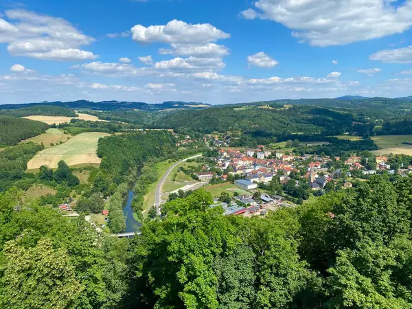 Nehir kenarında nefes kesici bir manzara ve yazın yeşil bir vadi.