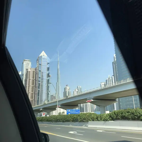 Yaz boyunca Dubai 'deki dünyanın en yüksek binasının manzarası.