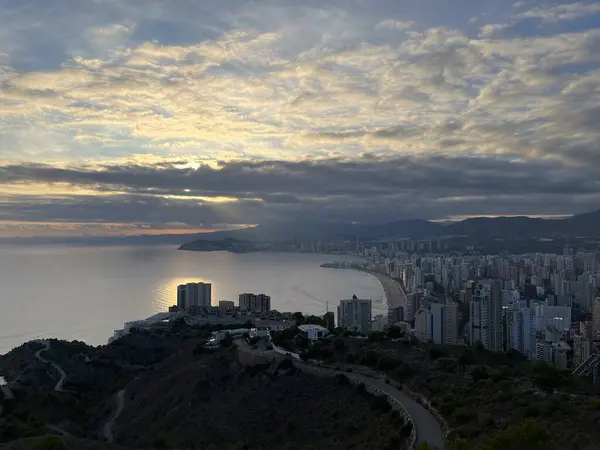 İspanyol şehrine, dağlara ve Akdeniz 'e tepeden bakan romantik bir günbatımı.