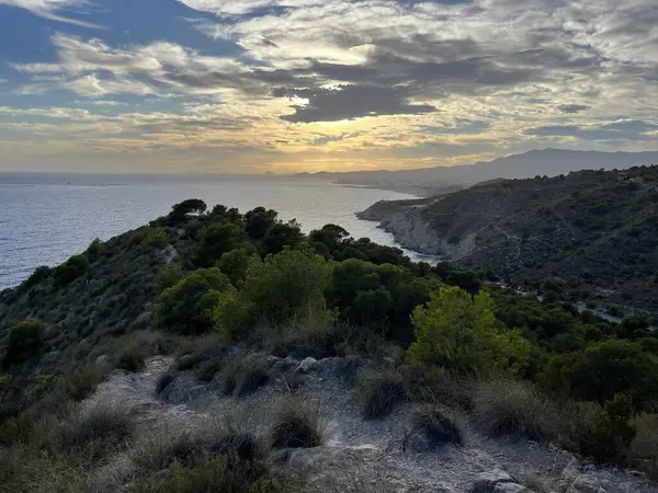 Günbatımının tepesinden, Akdeniz 'den ve İspanya' nın kıyı şeridinden muhteşem bir manzara.