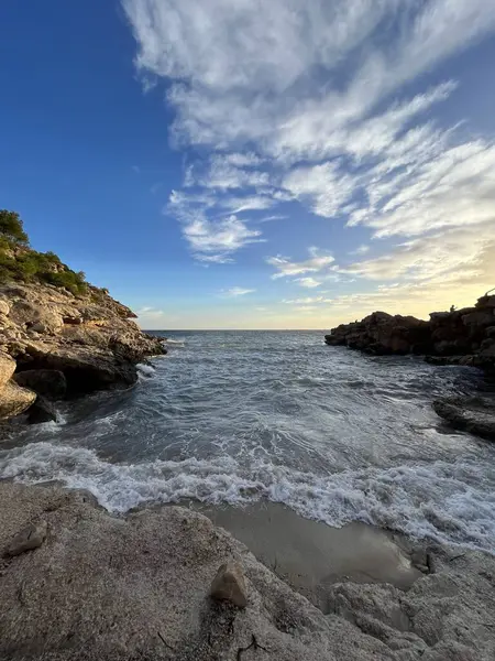 Yazın İspanya 'da kayalık bir kıyıya vuran dalgalar