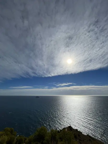 Denizin ortasındaki bir adanın İspanyol sahilinden güzel bir manzara.