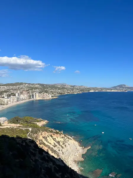 Denizin uçurumundan nefes kesici bir manzara ve bir İspanyol şehrinin kıyı şeridi.