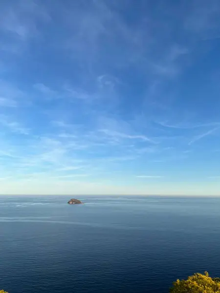 Sakin Akdeniz 'de gökyüzü ve Benidorm Adası' nın nefes kesici manzarası