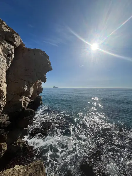 Bir uçurumun kıyısından nefes kesici bir manzara ve Akdeniz 'deki bir ada.