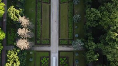 Yazın güzel bir şehir parkının üzerinde yavaşça uçan bir drone vuruldu.