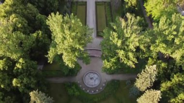 Yaz boyunca turistik bir dağ kasabasının göbeğindeki güzel bir parkın çarpıcı drone görüntüsü.