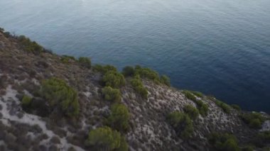 Uçurumdan denize doğru uçan nefes kesici bir dron atışı.