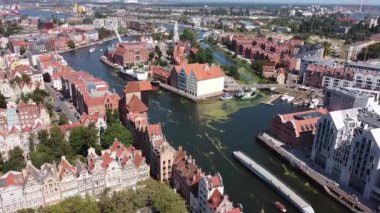 Güzel eski bir kasaba ve yaz boyunca bir nehrin üzerinde yatay bir dron üstgeçidi.