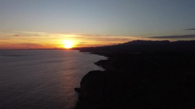 İnsansız hava aracı, Costa Blanca kıyı şeridinde güzel bir gün batımını yakalıyor.