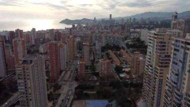 Yüksek binaların nefes kesici görüntüsü ve bir İspanyol şehrinde gün batımı.