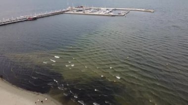 Yaz boyunca Baltık Denizi üzerindeki uzun rıhtımın insansız hava aracı görüntüsü.