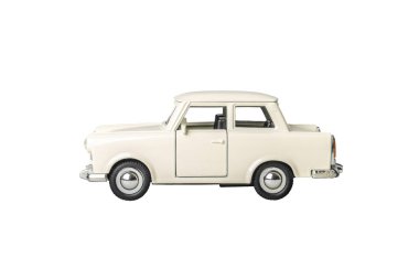 Beyaz arka planda krom kaplamalı beyaz bir oyuncak araba trabant oturuyor. Araba klasik bir model ve o da bir oyuncak.