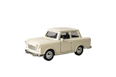 Beyaz arka planda krom kaplamalı beyaz bir oyuncak araba trabant oturuyor. Araba klasik bir model ve o da bir oyuncak.