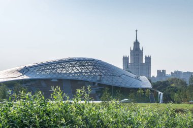 Moskova şehri Rusya 'nın tepesinde kubbesi olan büyük bir bina. Kubbe camdan yapılmış. Bina yeşil bir alanla çevrili.