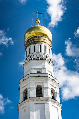 Moskova 'da Kremlin' de çatısı ve haçı olan bir bina. Bina beyaz. Binada birkaç pencere var.