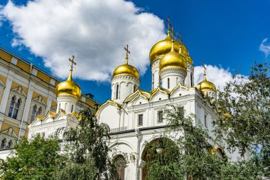 Moskova 'da Kremlin' de çatısı ve haçı olan bir bina. Bina beyaz. Binada birkaç pencere var.