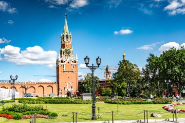 Moskova Rusya 'da saat kulesi olan Kremlin' in büyük kırmızı bir binası. Binanın önünde iki sokak lambası var.