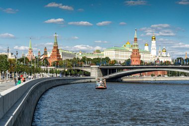 Moskova Rusya 'da Kremlin Panoraması. Moskova 'nın yakınlarındaki bir nehirde bir tekne yüzüyor. Tekne nehrin ortasında ve etrafı bir duvarla çevrili.