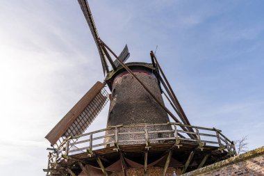 Xanten Almanya 'sında ahşap bir yapısı ve metal kapağı olan bir yel değirmeni. Yel değirmeni bir tepede ve etrafı ağaçlarla çevrili.