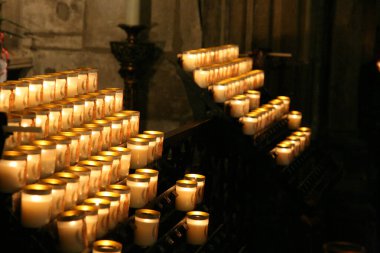 İçinde bir sürü mum bulunan bir mum tutacağı. Mumlar yandı ve sıralandılar.