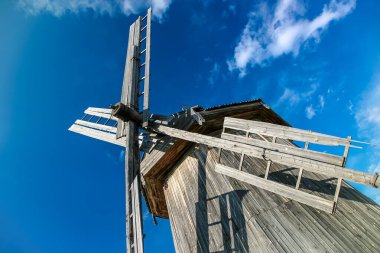 Arkaim Ural Rusya 'daki bir tarlada yel değirmeni duruyor. Yel değirmeni eski ve ahşap bir yapısı var.