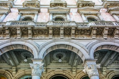 Milani İtalya 'da kemerli pencereli ve beyaz cepheli bir bina. Pencereler büyük ve bina çok yüksek.