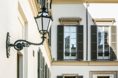 Duvardan sarkan bir lamba. İtalya 'nın Milano şehrinde lamba siyah beyaz.