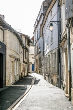 Konyak Fransa 'nın sol tarafında mavi işareti olan dar bir cadde. Sokak binalarla dolu ve kaldırımı var.