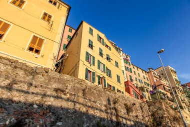 Cenova İtalya 'da yeşil panjurlu sarı binalar. Binalar bir tepenin üzerinde. Gökyüzü mavi