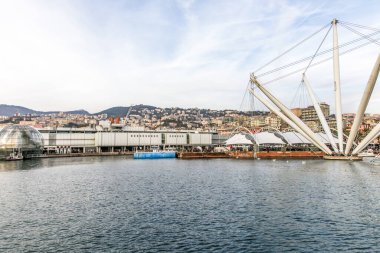 Porto Antico Cenova İtalya 'da. Arka planda güzel mavi bulutlar var..