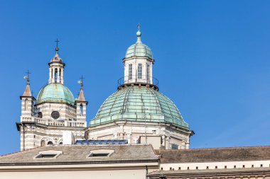 Cenova İtalya 'da bir binanın tepesinde yeşil bir kubbe. Kubbe beyaz çatılı bir binanın tepesinde.