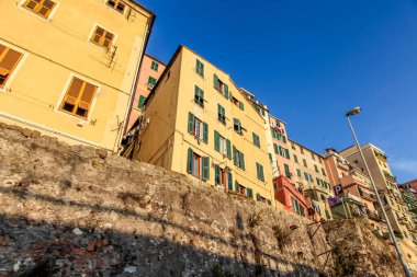 Cenova İtalya 'da yeşil panjurlu sarı binalar. Binalar bir tepenin üzerinde. Gökyüzü mavi