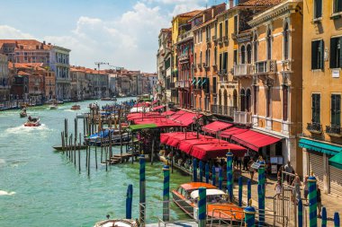 Binanın yanındaki suda bir tekne var. Suda bir sürü tekne var. Venedik, İtalya 'daki Büyük Kanal manzarası