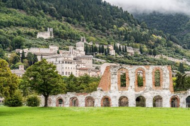 Gubbio İtalya Umbria 'da şatosu ve kilisesi olan bir kasaba. Kale arka planda. Kilise ön planda.