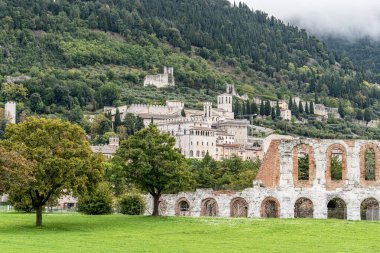 Gubbio İtalya Umbria 'da şatosu ve kilisesi olan bir kasaba. Kale arka planda. Kilise ön planda.