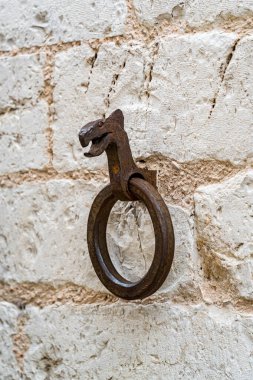 Gubbio İtalya 'nın Umbria şehrindeki bir duvarda paslı bir metal halka asılı. Yüzük at kafası şeklinde.