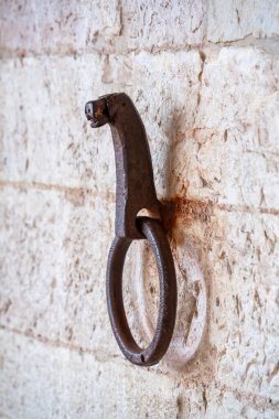 Gubbio İtalya 'nın Umbria şehrindeki bir duvarda paslı bir metal halka asılı. Yüzük at kafası şeklinde.