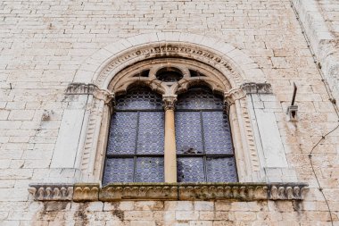 Gubbio, Umbria İtalya 'da mavi çerçeveli ve siyah çerçeveli bir pencere. Çerçeve taştan yapılmış. Pencere açık.