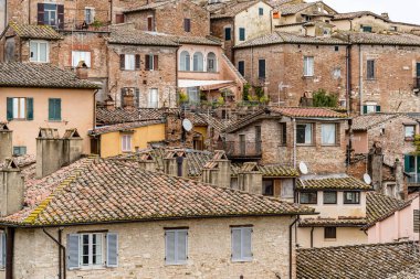 Perugia İtalya Umbria 'da kahverengi çatılı bir dizi ev. Evler eski.