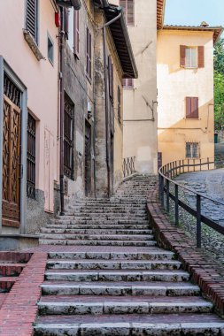 Perugia 'daki Arco Etrusco binasına çıkan basamaklı bir tuğla geçit. Basamaklar taştan yapılmış ve kahverengi renkli.