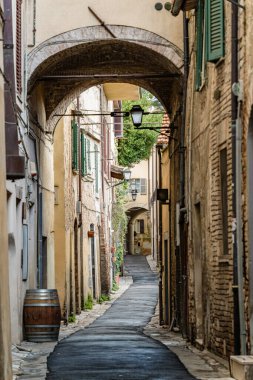 Duvarında duvar resmi olan dar bir sokak. Duvar resmi, Perugia İtalya 'da bir ağaç ve ev. Umbria.