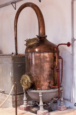 Fransa 'nın Grasse kentindeki Fragonard parfüm üretimi müzesindeki tuğla bir üste kırmızı ağızlı büyük bir bakır kap bulunuyor. Esrar büyük ihtimalle sıvıları damıtmak için kullanılıyor. Tasarımı da antika ya da tarihi öneme sahip bir parça olduğunu gösteriyor.