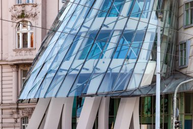 Prag 'da cam cepheli ve kıvrımlı tasarımı olan bir Çek Cumhuriyeti Dans Evi. Bina bir şehirde bulunuyor.
