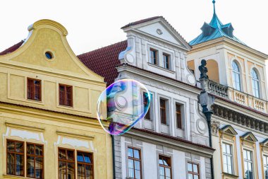 Prag Çek Cumhuriyeti 'nde ortasında baloncuk olan bir bina. Kabarcık mavi ve beyaz. Bina yüksek ve bir sürü penceresi var.