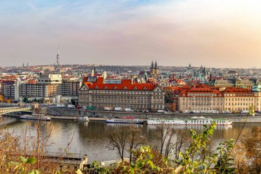 Çek Cumhuriyeti 'nin Prag şehrinin arka planında yüksek bir bina var. Gökyüzü bulutlu ve binalar yüksek.